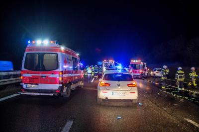 Neuhausen: Pkw faehrt auf der A8 auf Pannenfahrzeug - weitere Pkw beteiligt - mehrere Verletzte